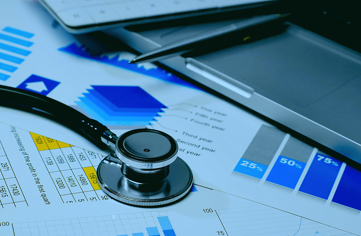 foto mulher entregando pacote