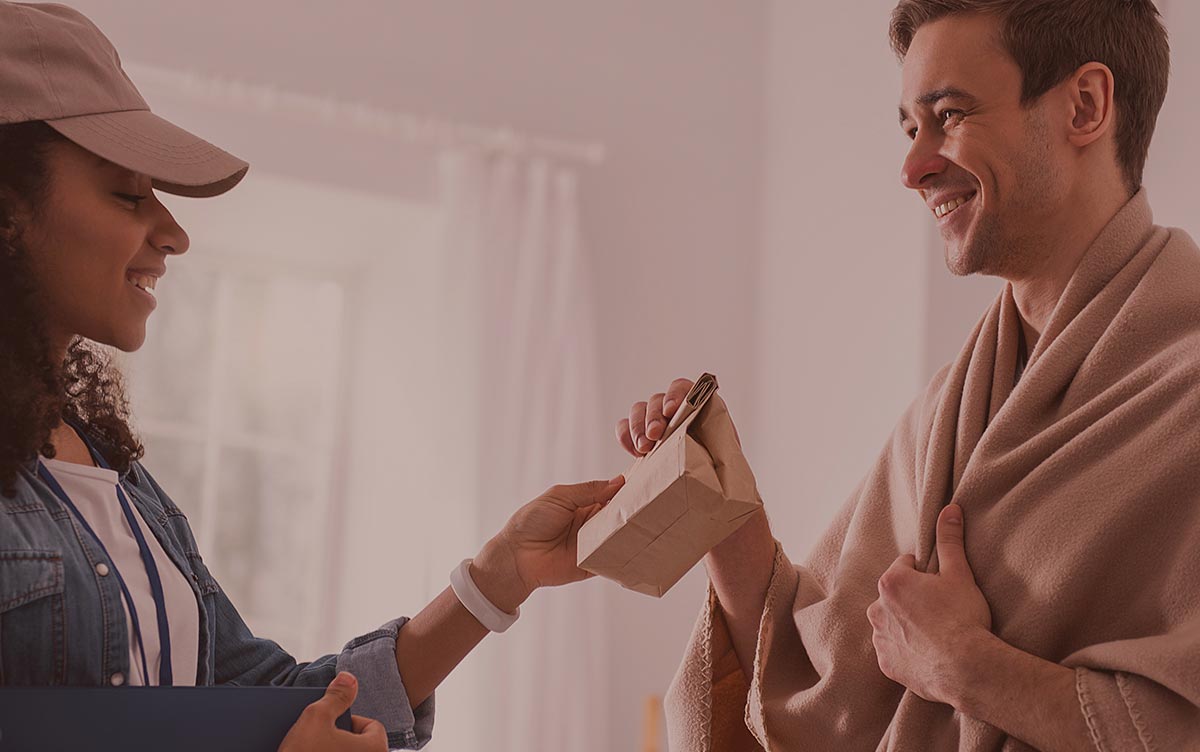 foto mulher entregando pacote